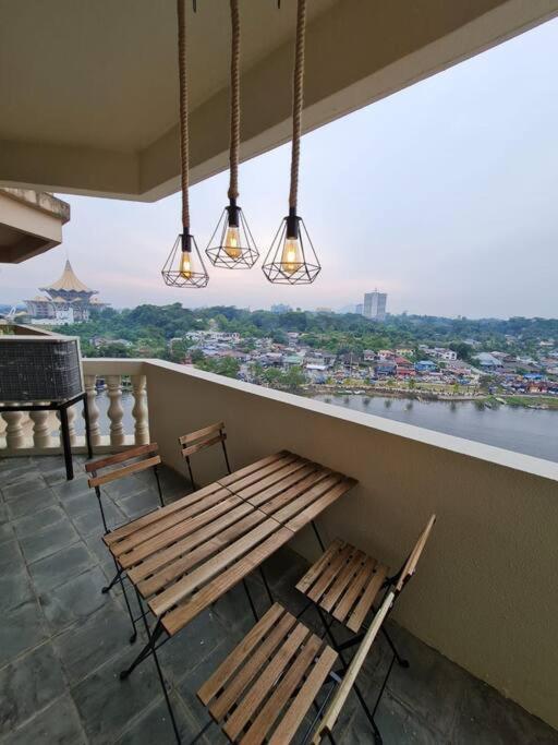 Lovely Waterfront Riverbank Suite With Pool A2 Kuching Zewnętrze zdjęcie