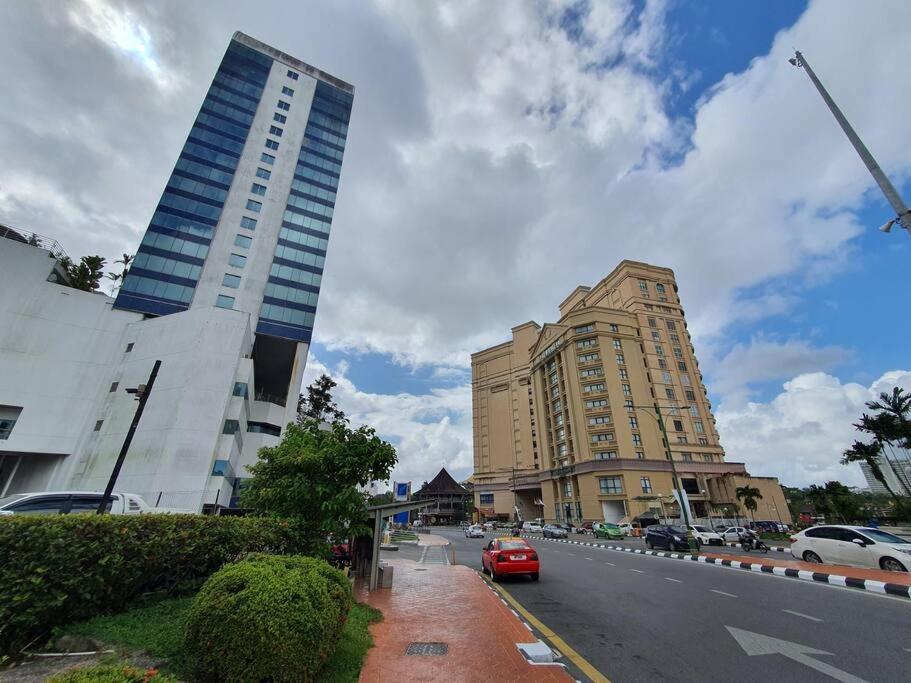 Lovely Waterfront Riverbank Suite With Pool A2 Kuching Zewnętrze zdjęcie