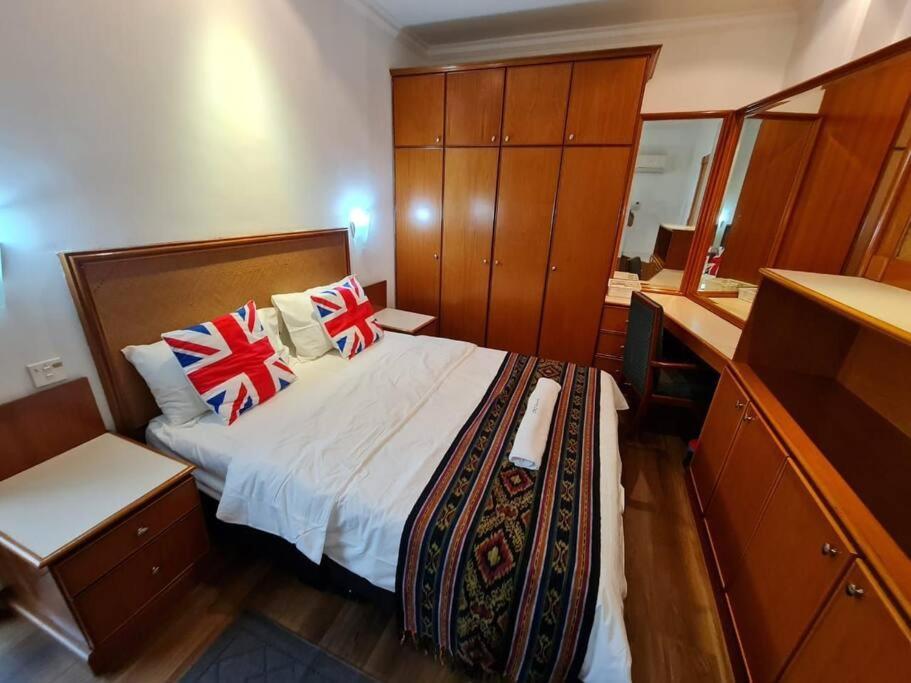 Lovely Waterfront Riverbank Suite With Pool A2 Kuching Zewnętrze zdjęcie