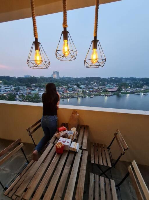 Lovely Waterfront Riverbank Suite With Pool A2 Kuching Zewnętrze zdjęcie