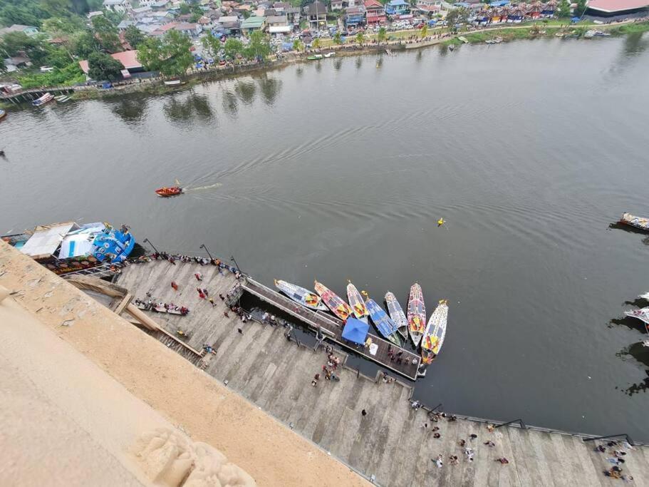 Lovely Waterfront Riverbank Suite With Pool A2 Kuching Zewnętrze zdjęcie
