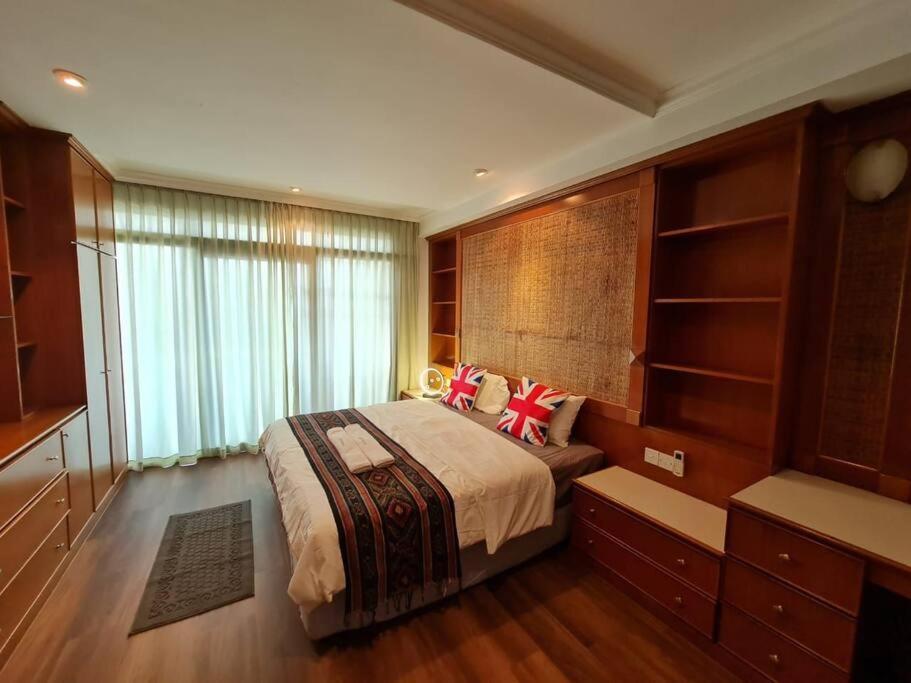 Lovely Waterfront Riverbank Suite With Pool A2 Kuching Zewnętrze zdjęcie