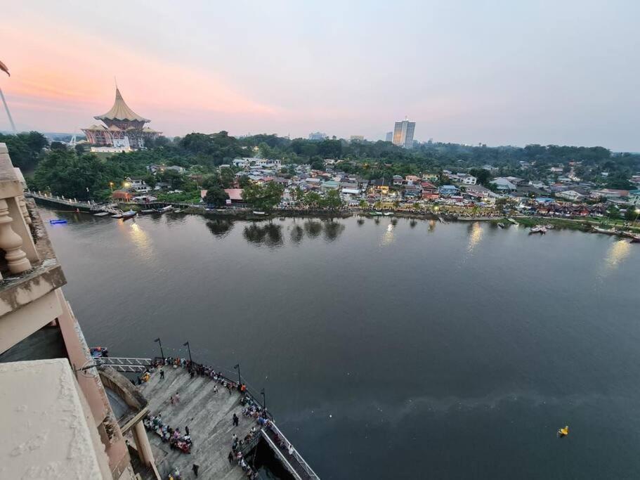 Lovely Waterfront Riverbank Suite With Pool A2 Kuching Zewnętrze zdjęcie