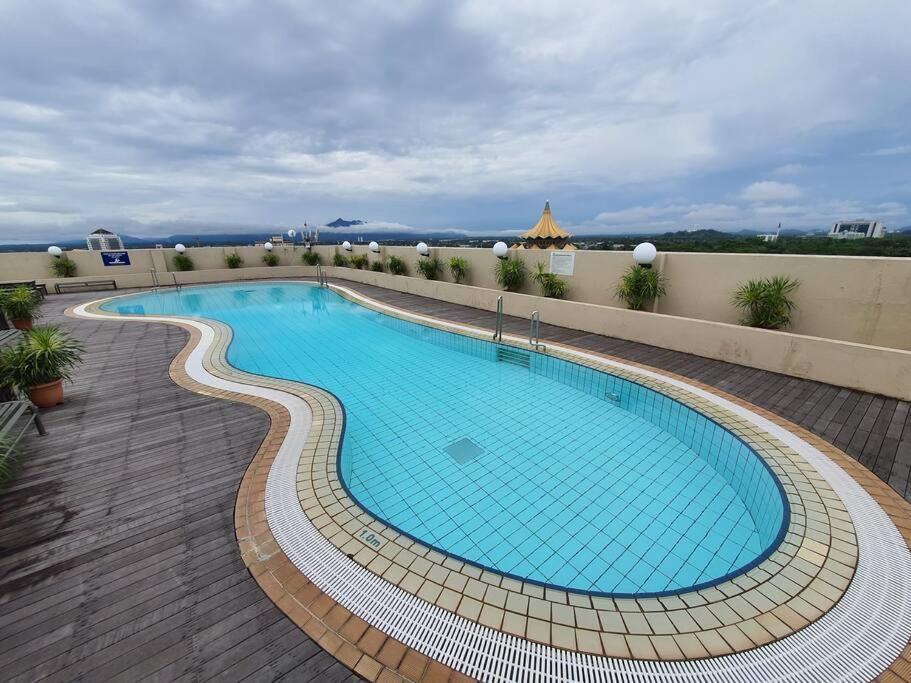 Lovely Waterfront Riverbank Suite With Pool A2 Kuching Zewnętrze zdjęcie