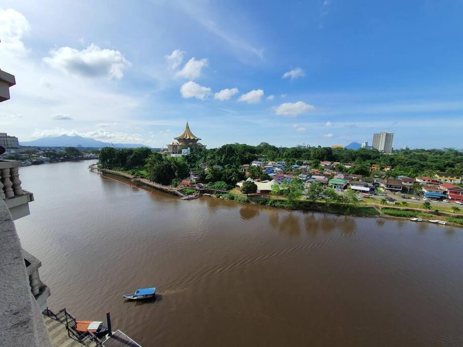 Lovely Waterfront Riverbank Suite With Pool A2 Kuching Zewnętrze zdjęcie